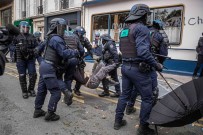 Fransa'da Çok Sayida Meslek Grubu Greve Gitti