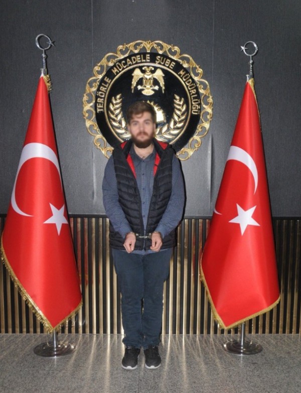 Dilek tutarken türbeyi yaktılar