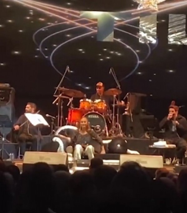 Yıldız Tilbe kıyafetini giyerken düştü