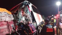 Amasya'da Yolcu Otobüsü Ile Kamyon Çarpisti Açiklamasi 2 Ölü, 19 Yarali