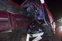 Amasya'da yolcu otobüsü ile kamyon çarpıştı: İki ölü 20 yaralı var