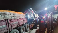 Amasya'da Yolcu Otobüsüyle Kamyonun Çarpistigi Kazada 2 Kisi Öldü, 20 Kisi Yaralandi