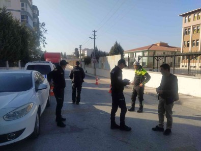 Buca'da Okul Önlerinde Siki Denetim