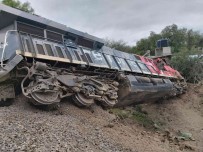 Meksika'da Tirla Çarpisan Tren Raydan Çikti Açiklamasi 4 Yarali