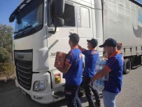 AFAD, Uzun Süredir Kuyrukta Bekleyen Tir Sürücülerine Kumanya Dagitti