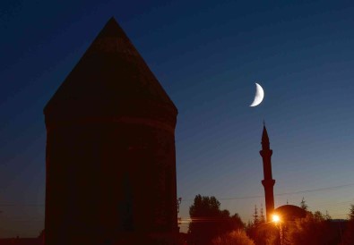 Ahlat'ta 'Yarim Ay'in Tarihi Yapilarla Olusturdugu Görüntü Hayran Birakti