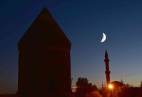 Ahlat'ta 'Yarim Ay'in Tarihi Yapilarla Olusturdugu Görüntü Hayran Birakti