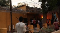Burkina Faso'da protestocular Fransız Büyükelçiliğini ateşe verdi!