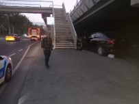 Sisli'de Kontrolden Çikan Otomobil Üst Geçit Merdivenlerine Çarpti Açiklamasi 1 Yarali