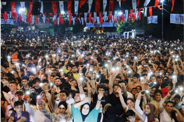 Ünlü Rapçi Ceza Sultangazi'de Sevenleri ile Buluştu