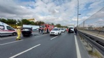 Avcılar'da minibüse çarpan otomobil takla attı: 2 yaralı