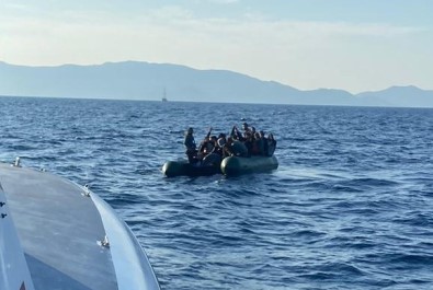 Bir Lastik Botta 30 Düzensiz Göçmen Kurtarildi