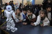 Erzurum Bilim Senliginde Ögrencilerin Dikkatini Çeken Robot