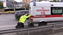 Maltepe'de Ambulans Ile Otomobil Çarpisti Açiklamasi 3'Ü Saglik Personeli 4 Yarali