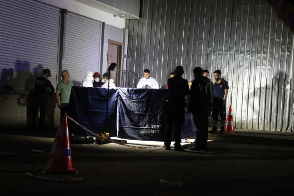 Antalya'da, evladını kanalizasyonda arayan aile yanmış ceset buldu