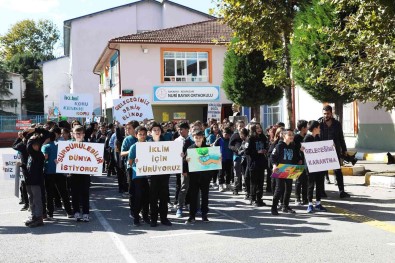Iklim Degisikligi Ile Mücadeleye Dikkat Çekmek Için Bando Esliginde Yürüdüler