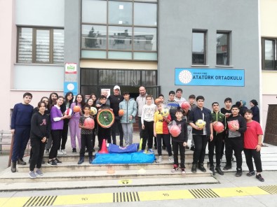 Izmit Belediyesi, 5 Okula Spor Malzemesi Desteginde Bulundu