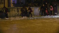 Siirt'te Saganak Yagis Sonrasi Caddeler Dereye Döndü, Vatandaslar Zor Anlar Yasadi
