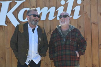 Ünlü Sanatçilarla Gazeteci Ve Gurmelerden Zeytin Hasati