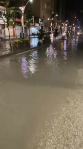 Yüksekova'da Aniden Bastiran Yagmur Caddeleri Göle Çevirdi