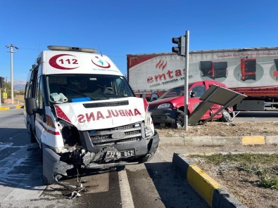 Isparta'da Ambulans Ile Hafif Ticari Araç Çarpisti Açiklamasi 1 Ölü, 6 Yarali