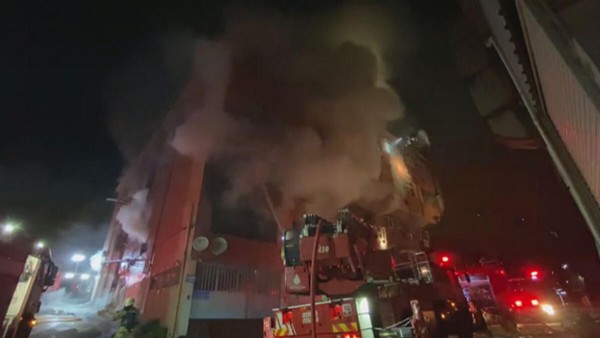 Zeytinburnu'nda iş yerinde yangın! Çok sayıda ekip sevk edildi