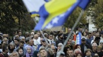Bosnalılar Yüksek Temsilci Schmidt'e karşı sokağa döküldü!