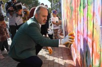 Bursa'da Duvarlari Tuvale Dönüstüren Senlik