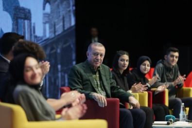 Cumhurbaşkanı Erdoğan gençlerle buluşmasında açıkladı: Muhafazakar devrimci kime denir?
