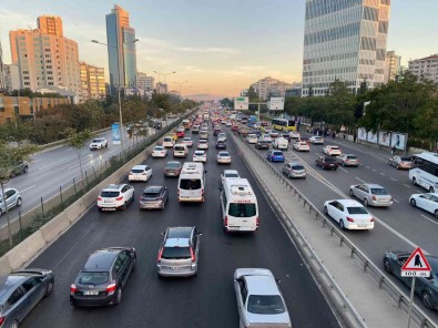 Istanbul'da Haftanin Ilk Günü Trafik Yogunlugu Yüzde 51'E Ulasti