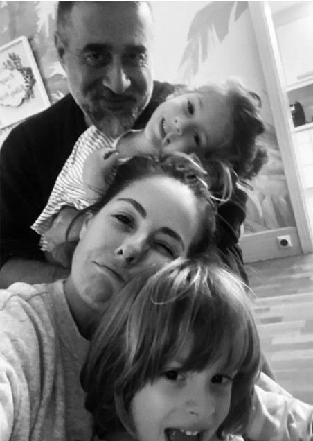 Doğa Rutkay'dan mutlu aile pozu