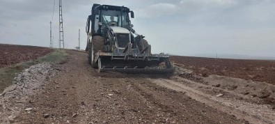 Aslanapa'da Atik Asfalt Malzemeler Arazi Yollarinda Degerlendiriliyor