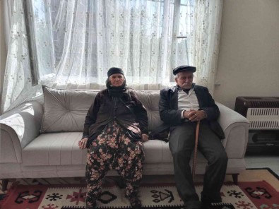 Ev Sahibi Tarafindan Sokaga Atilan Yasli Çift Yeni Evine Kavustu