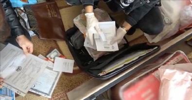 FETÖ evleri darphane gibi: Koltuk döşemeleri ve masa çekmecelerine gizlenmiş...