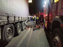 Izmir'de Hafif Ticari Araç Tira Ok Gibi Saplandi Açiklamasi 1 Ölü