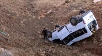 Yüksekova'da Minibüsün Uçuruma Yuvarlandigi Kazada 11 Ögrenci Yaralandi