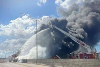 ABD'de Otoyolda Devrilen Tanker Alev Topuna Döndü