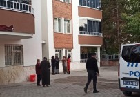 Balkondan Düsen Genç Hayatini Kaybetti