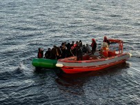 Izmir Açiklarinda 30 Düzensiz Göçmen Kurtarildi, 28 Göçmen Yakalandi