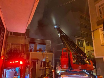 Beyoglu'nda Metruk Binada Baslayan Yangin 5 Binaya Siçradi, Yükselen Alevler Geceyi Aydinlatti