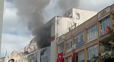 Amasya'da 5 Katli Is Yerinde Yangin Açiklamasi Çatida Mahsur Kalan 5 Çalisan Kurtarildi