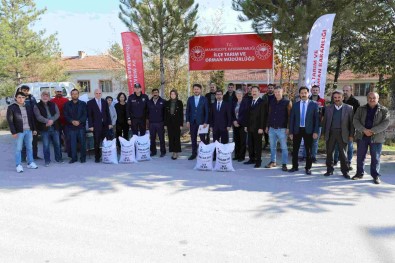 Eskisehir'de Çiftçilere Macar Figi Tohumu Dagitildi