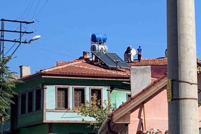 Güvenlik Önlemi Almadan Anten Tamiri Yapan Sahislar Böyle Görüntülendi