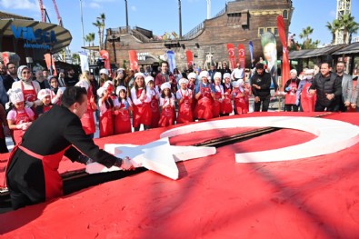 Pastadan yapılan en büyük bayrak'la dünya rekoru kırıldı