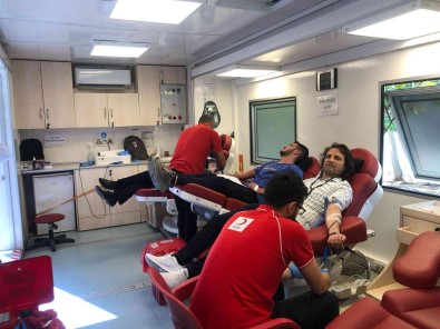 Üniversiteli Gençlerden Kizilay'a Kan Bagisi