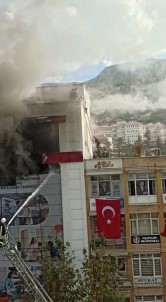 Yanginda Mahsur Kalan 5 Kisinin Kurtarilma Aninin Görüntüleri Ortaya Çikti