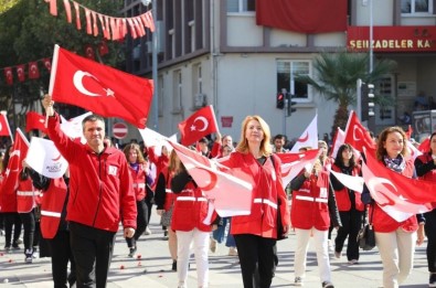 Kizilay Gönüllüleri Cumhuriyet Bayrami Kortej Yürüyüsünde