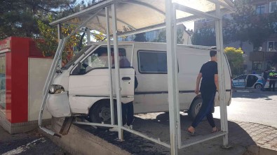 Otomobille Çarpisan Panelvan Duraga Daldi