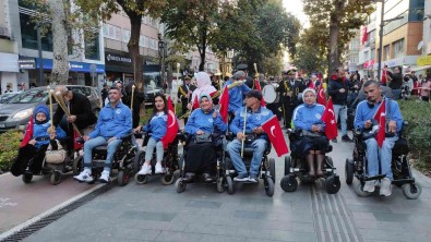 Yüzlerce Izci 99 Metrelik Türk Bayragini Sloganlarla Tasidi