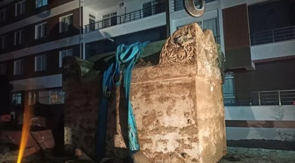 Bahçe duvarı kazısında Roma dönemine ait lahit bulundu